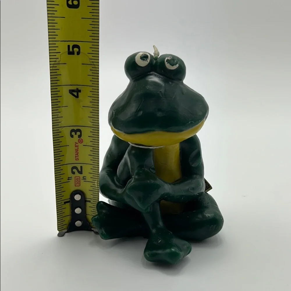 Russ Berrie Leaping Frong Green YellowWax Sculpture Candle Decorative #14078